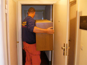 Möbeltransport bei Entrümpelung in Berlin Wohnungsauflösung Berlin – Möbeltransport durch engen Türrahmen