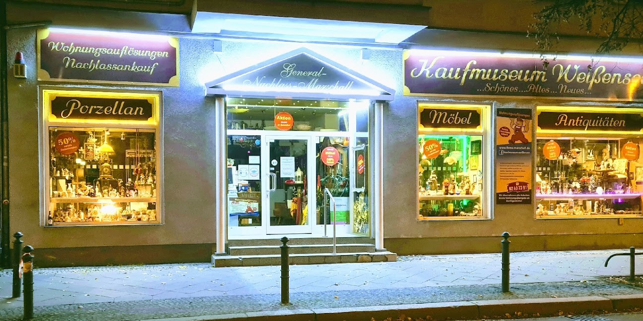 Kaufmuseum Weißensee – Außenansicht bei Nacht Kaufmuseum Weißensee bei Nacht – General Nachlass Marschall UG